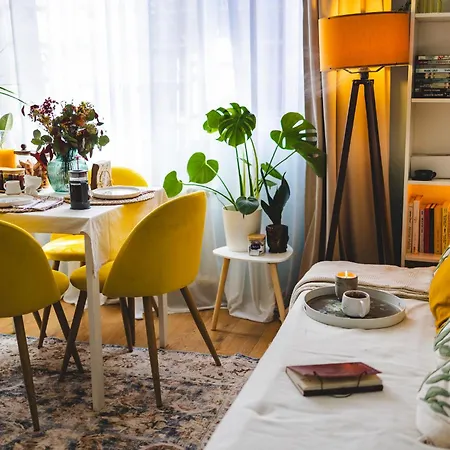 Happy Place - 1-Bedroom Apartment With Workspace