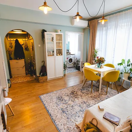 Happy Place - 1-Bedroom Apartment With Workspace