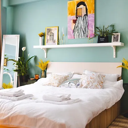Happy Place - 1-Bedroom Apartment With Workspace *